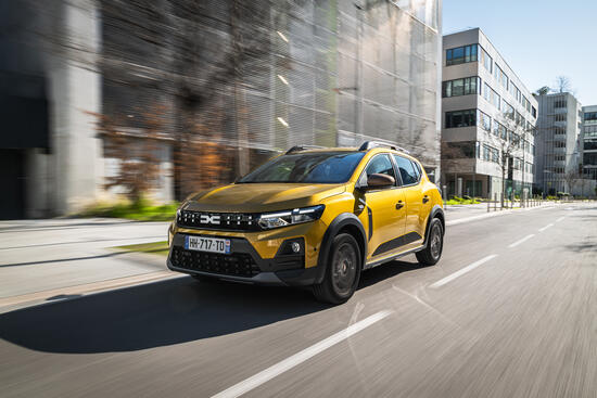 Dacia erweitert sein Angebot an erschwinglichen elektrifizierten Fahrzeugen um den Sandero und den Sandero Stepway Full Hybrid