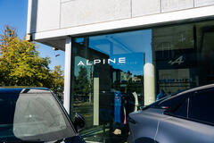 Alpine eröffnet Pop-up-Store am Utoquai in Zürich